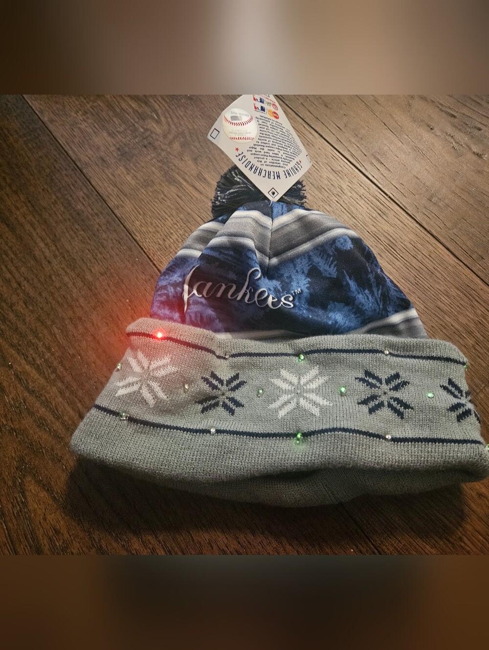 New York Yankees Baseball MLB Light Up Hat Winter Pom Beanie cuffed Knit Cap NWT